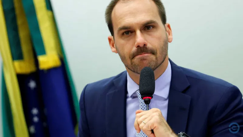 Alexandre de Moraes proíbe Jair Bolsonaro de falar com filho Eduardo