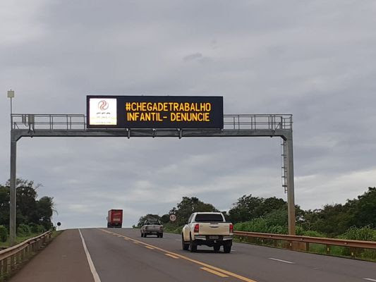 Motoristas que trafegam pela BR-163 são orientados a denunciar casos de trabalho infantil em MS