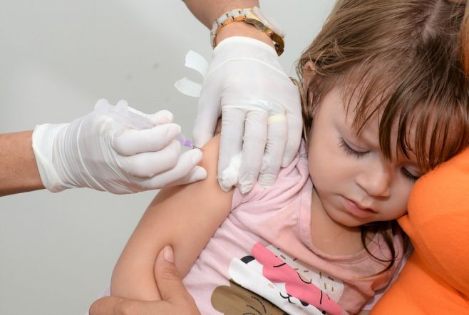 Ações na Justiça obrigam famílias a vacinarem filhos; pais podem perder guarda