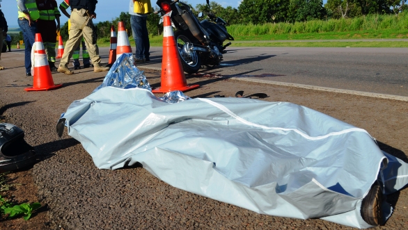 Motociclista morre e passageira fica ferida após colisão com carreta na BR-163 entre Pedro Gomes e Sonora