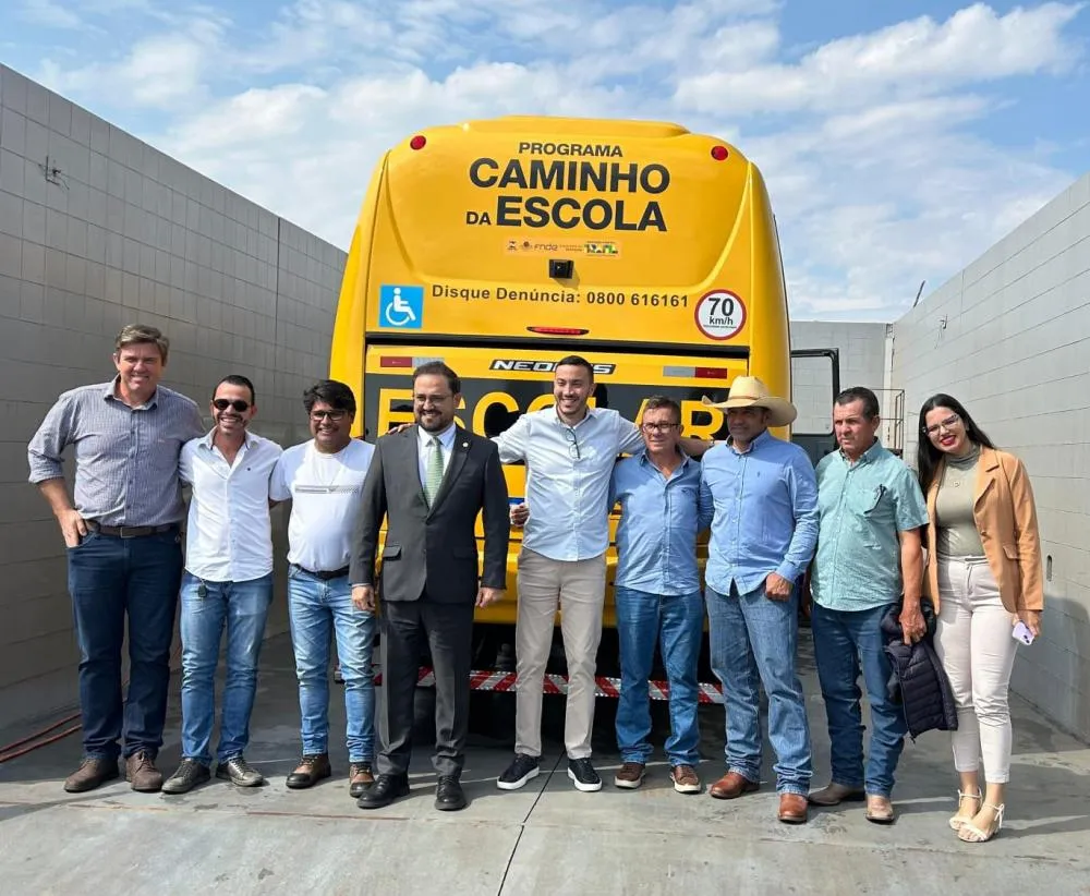 Prefeito Delegado Murilo retorna de agenda em Campo Grande com micro-ônibus zero para Pedro Gomes