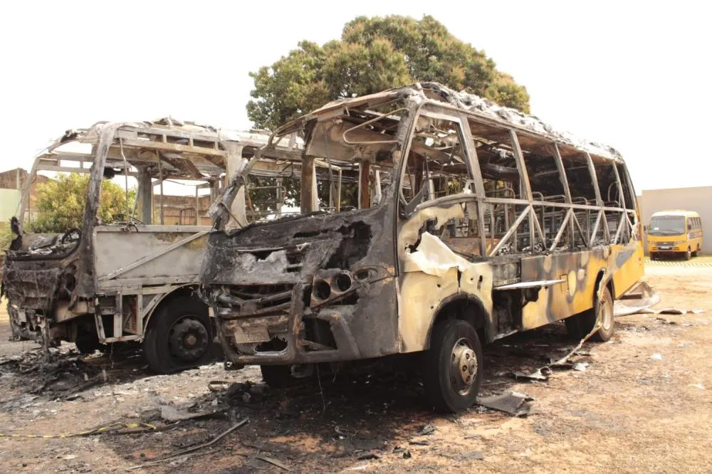 Ônibus escolares são incendiados em frente à prefeitura em MS