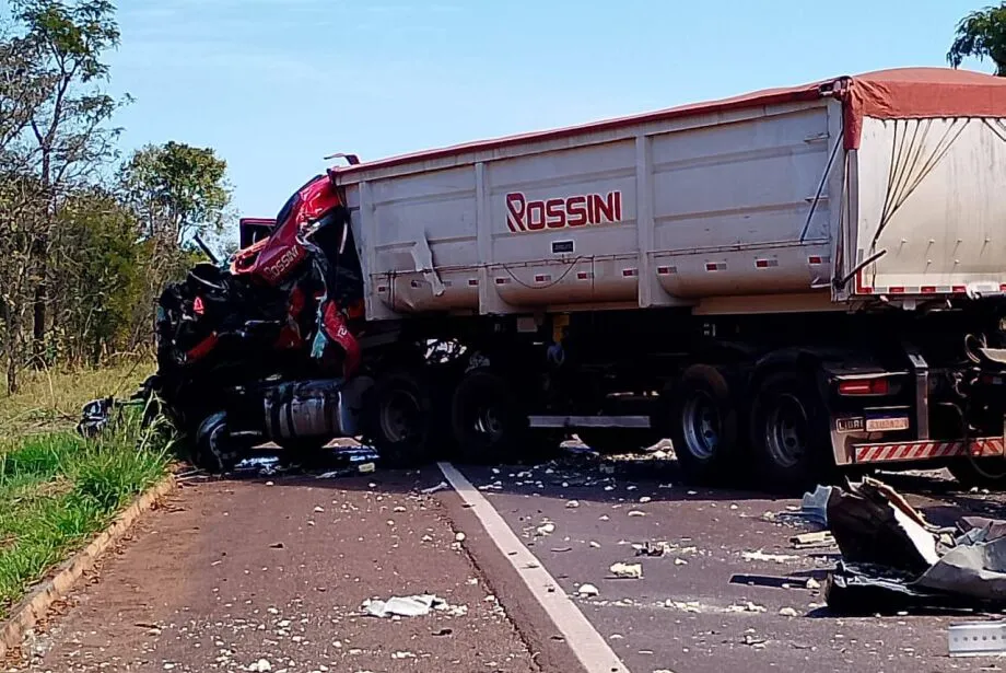 Acidente entre carreta bitrem e caminhão-baú mata duas pessoas na BR-262
