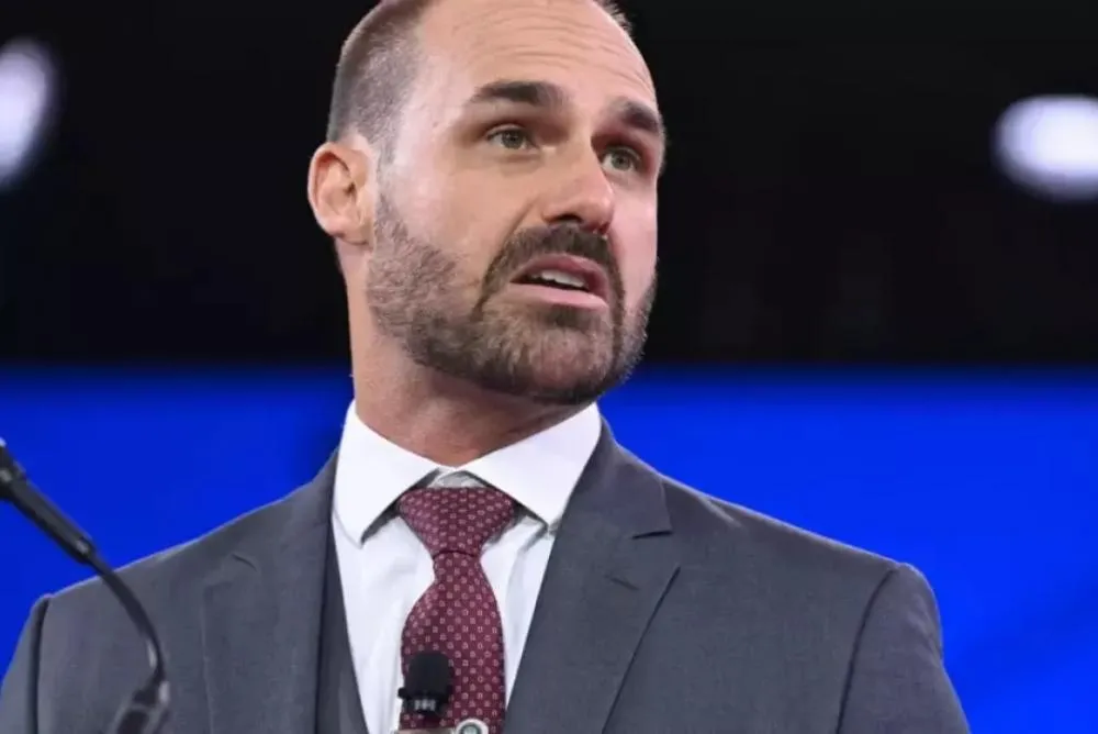 Eduardo Bolsonaro pede a Motta para exercer mandato dos EUA