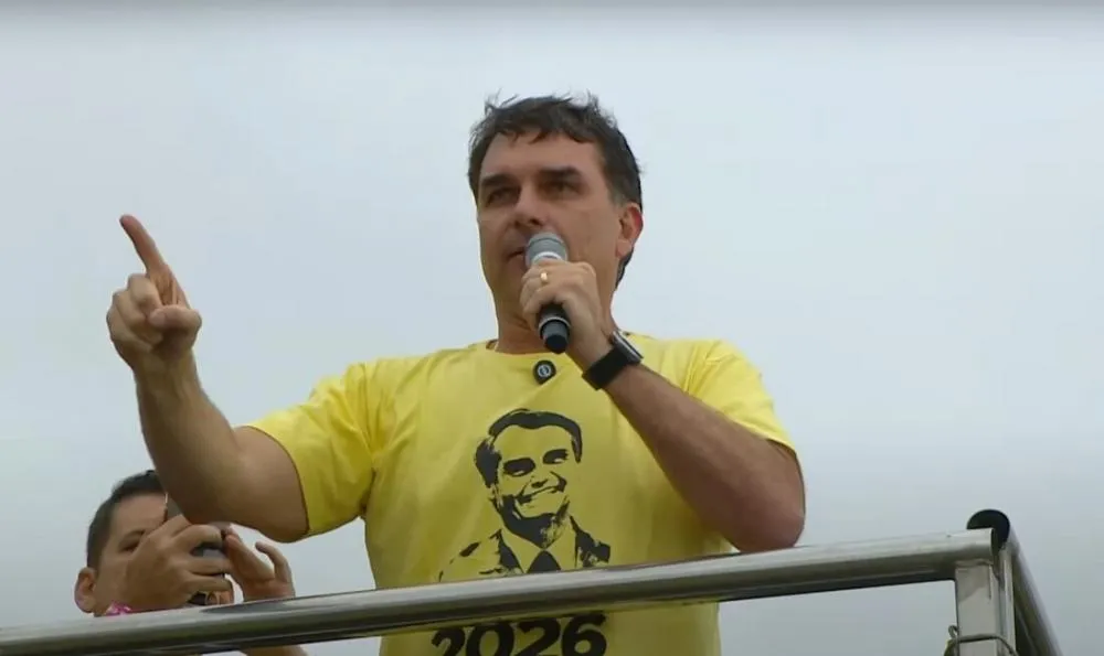 Flávio Bolsonaro diz que STF 'entregará cabeça de Moraes na bandeja'