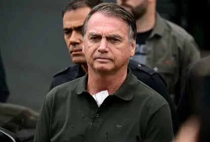 Bolsonaro retira oito lesões de pele e recebe alta após exames em Brasília