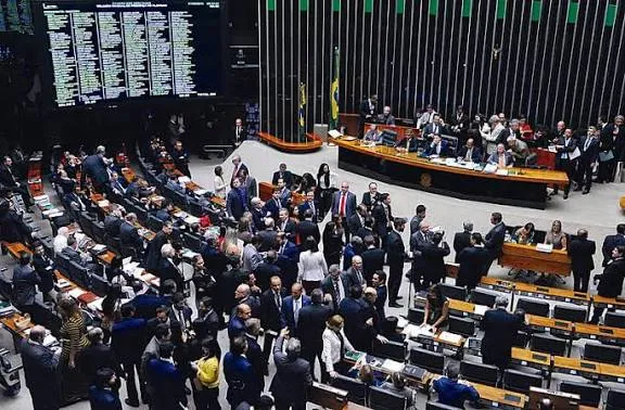 PEC da blindagem é aprovada por deputados e vai ao Senado