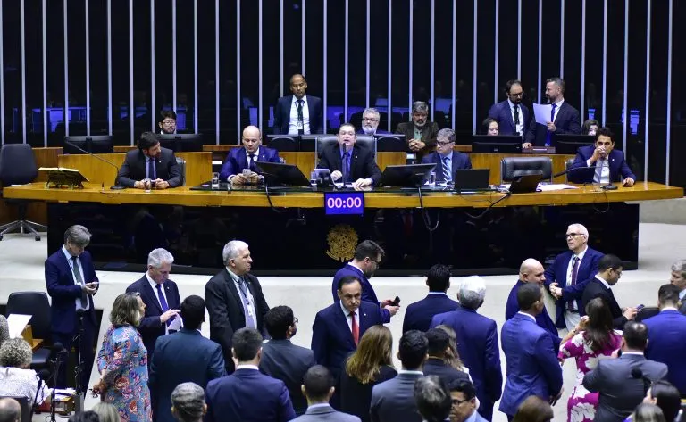 Câmara aprova urgência de projeto que anistia condenados por atos 8 de janeiro