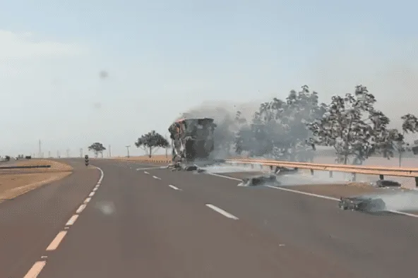 Carregada de algodão, carreta fica destruída ao pegar fogo na BR-163 em São Gabriel do Oeste 