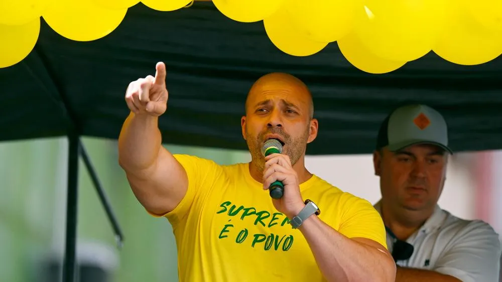 Moraes autoriza Daniel Silveira a cumprir pena no regime aberto
