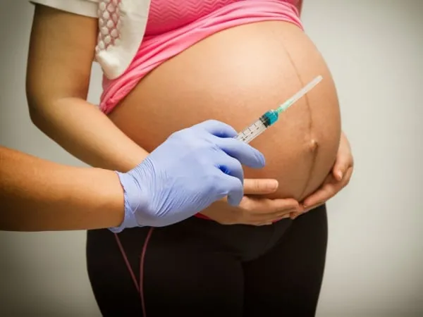 Vacina contra a covid-19 protege gestantes contra complicações