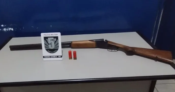 Polícia Militar de Pedro Gomes apreende espingarda calibre 12 após denúncia anônima 