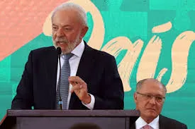 Lula diz que 'vira-latas' queriam que ele rastejasse atrás de Trump