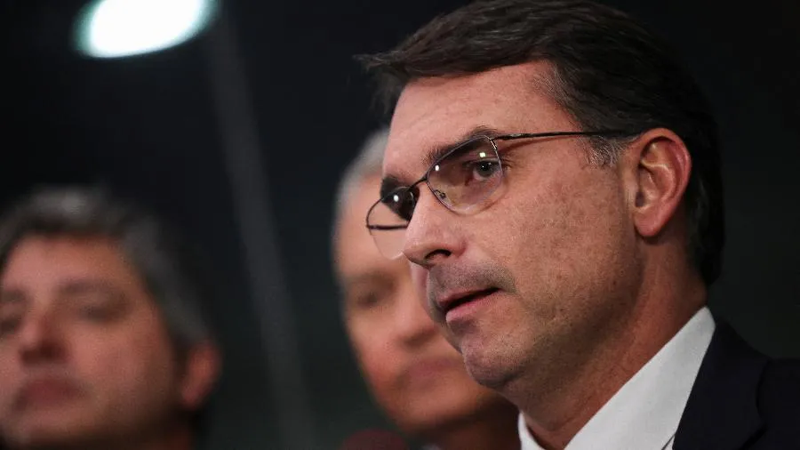 Flávio Bolsonaro sugere aos EUA ataque a navios do Rio