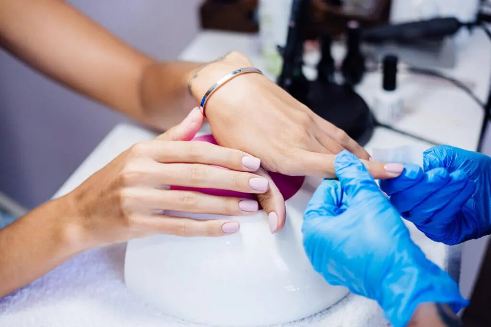 Anvisa proíbe duas substâncias utilizadas em produtos para unhas; veja quais