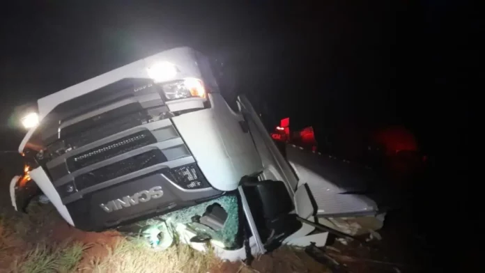 Motorista morre e mulher fica ferida após caminhão capotar na MS-240