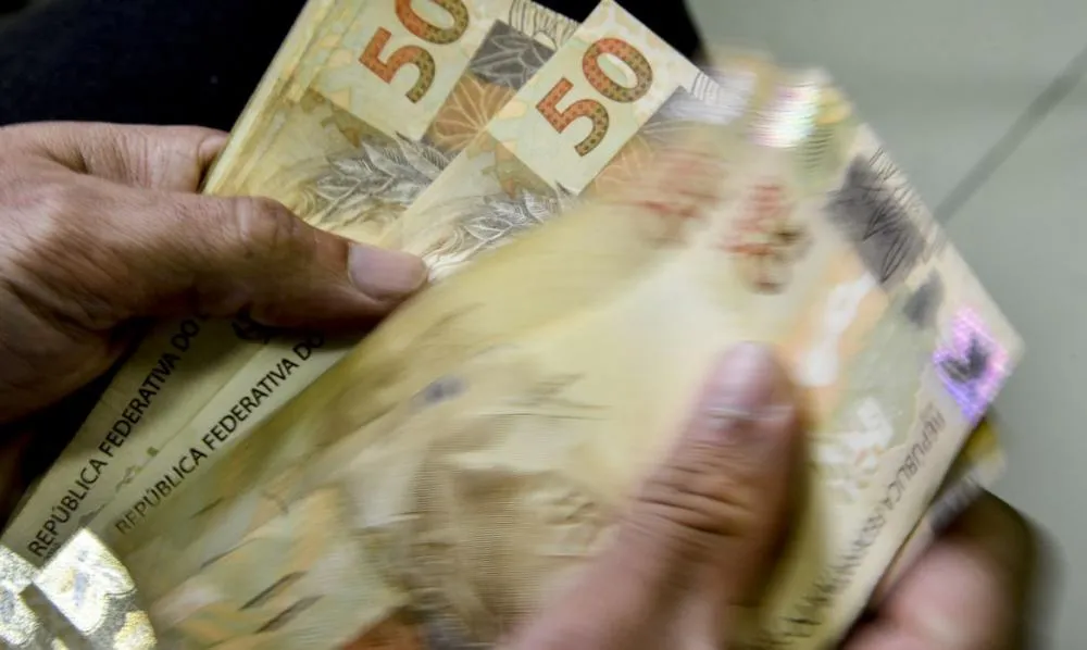 Governo reduz estimativa do salário mínimo de 2026 para R$ 1.627