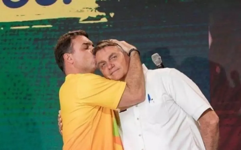 Flávio Bolsonaro é indicado pelo pai como pré-candidato a presidente em 2026