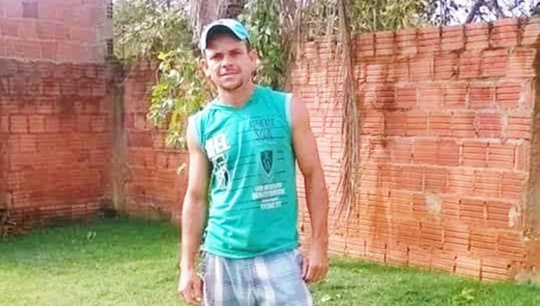 Adolescente de 14 anos mata o pai com facada no pescoço em Coxim