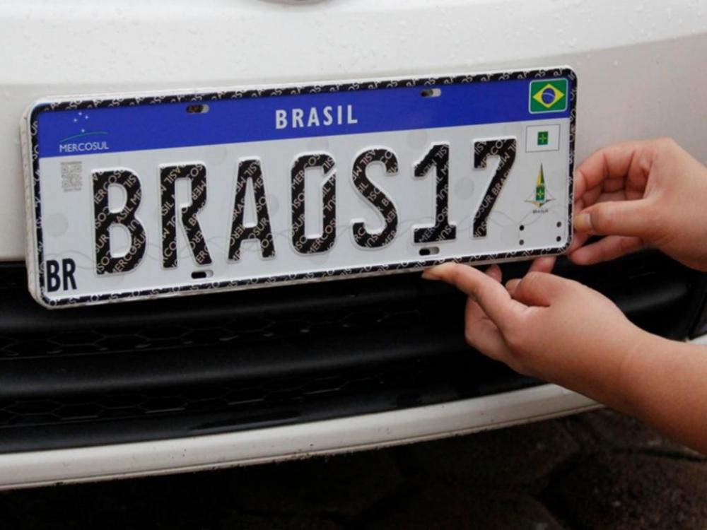 Bolsonaro: carro já emplacado não precisa trocar para placa do Mercosul