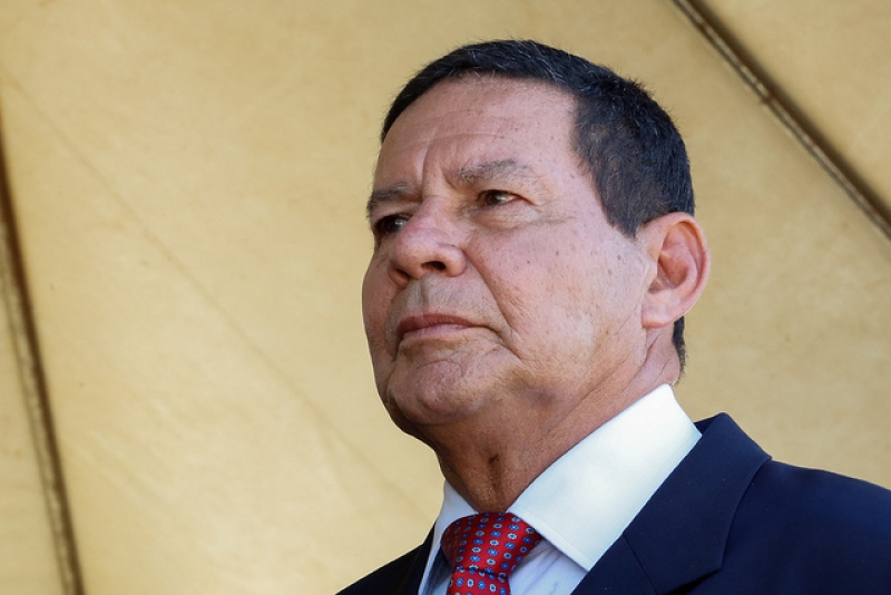 Mourão diz que governo pode convocar militares e ceder ao INSS
