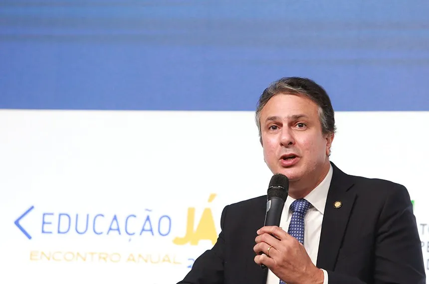 Camilo Santana quer deixar o MEC para se dedicar às campanhas de Lula e Elmano de Freitas