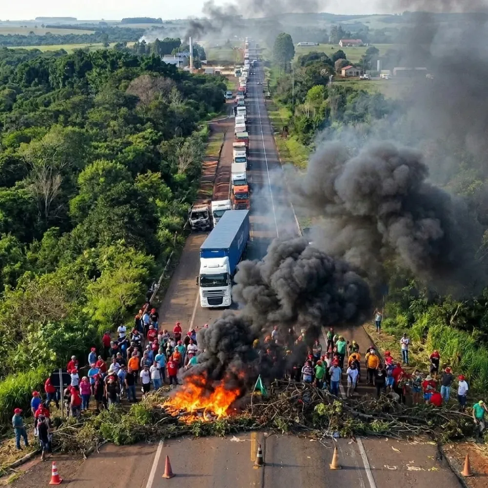 MST bloqueia BR-163 em Campo Grande e cobra avanço da reforma agrária