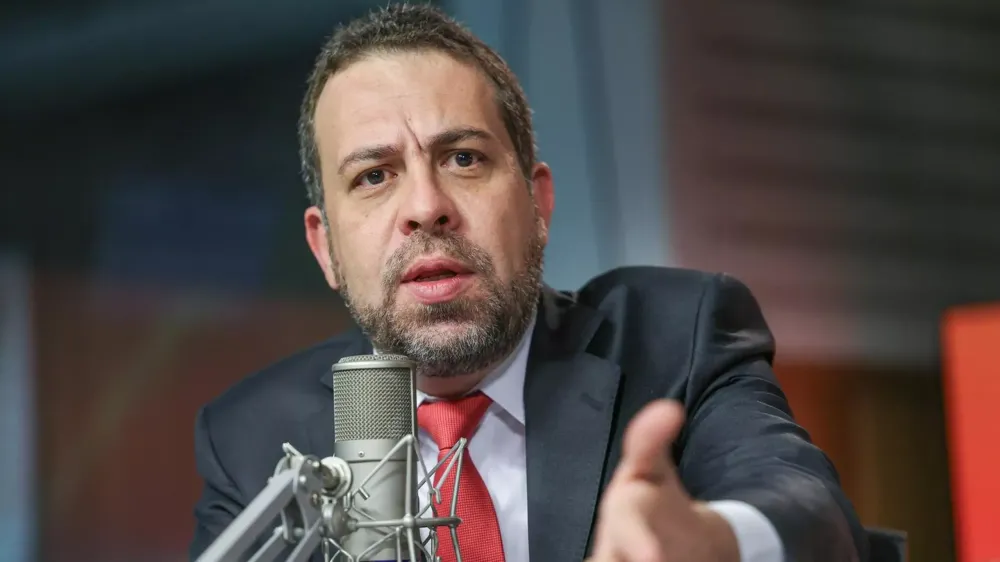 “É banditismo”, diz Boulos sobre aumento de diesel nos postos