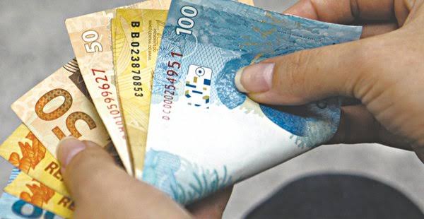 Bolsonaro assina MP que eleva salário mínimo para R$ 1.045