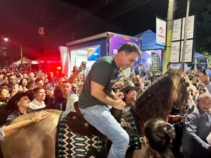 Expogrande vira palco político e Flávio Bolsonaro confirma Azambuja ao Senado em MS