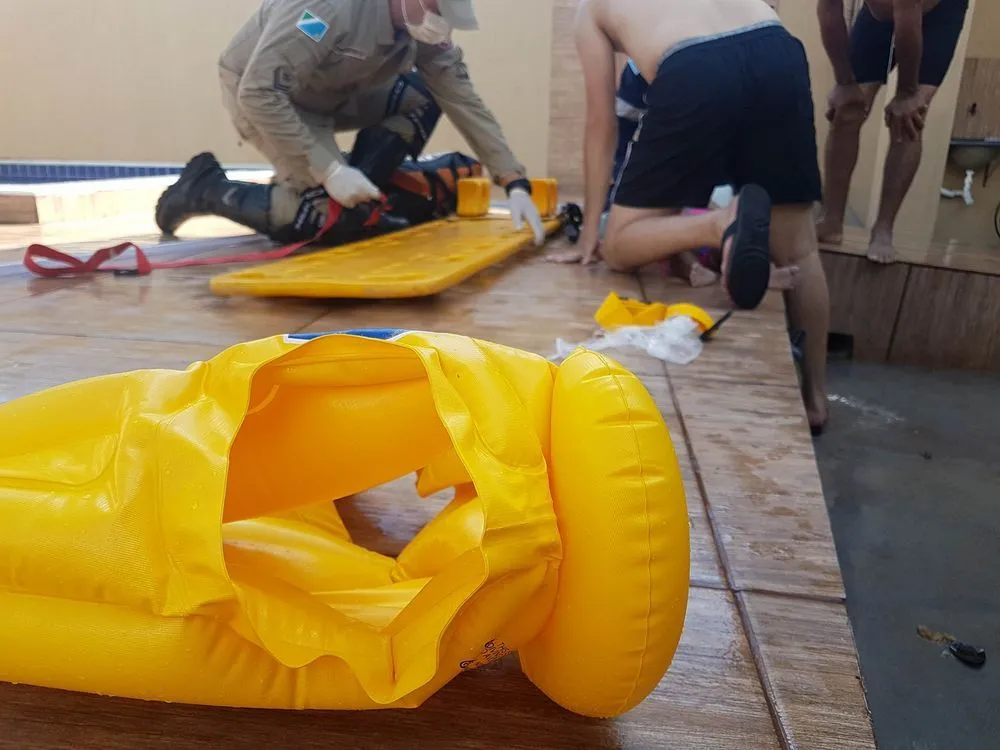 Morre bebê de 1 ano socorrido após se afogar em piscina em Costa Rica