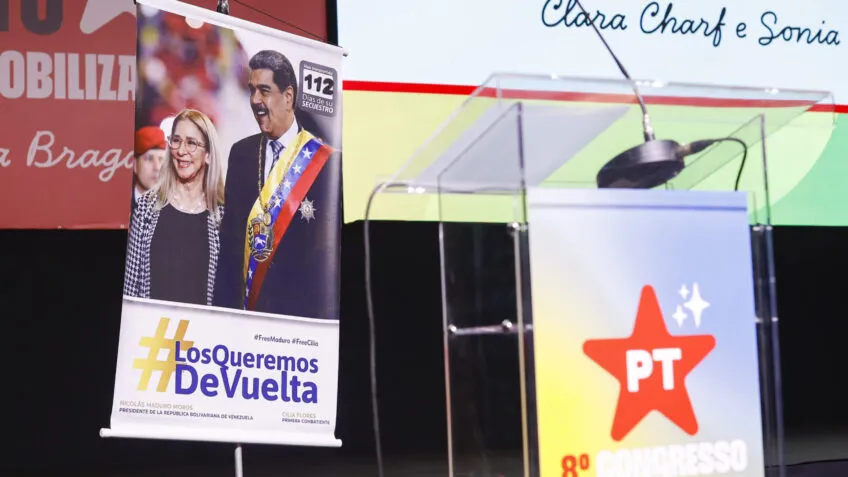 Banner em congresso do PT defende volta de Maduro à Venezuela