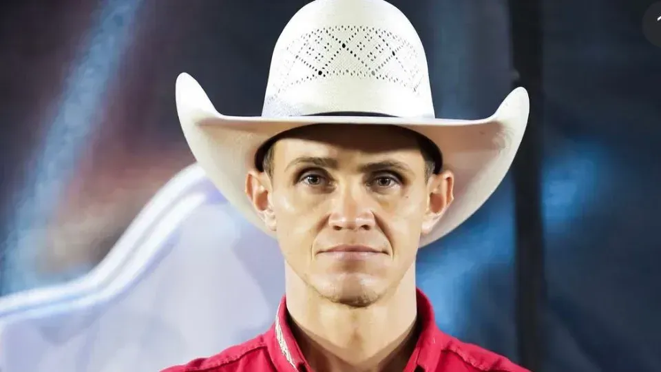 Campeão nacional de rodeio, ele deixou a esposa e dois filhos pequenos (Foto: © Reprodução- Instagram)