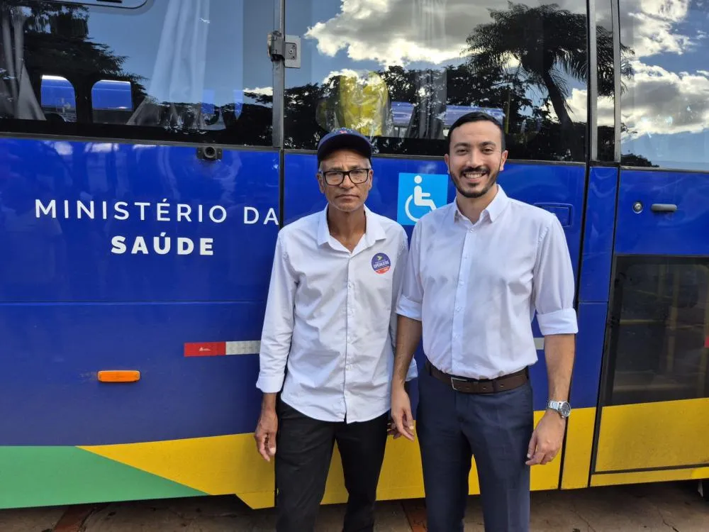 Pedro Gomes é contemplado com micro-ônibus para a Saúde; prefeito Delegado Murilo participa da cerimônia de entrega