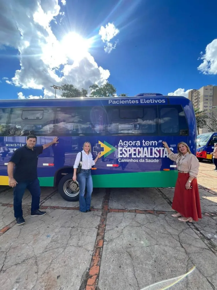 Sonora garante micro-ônibus para transporte de pacientes por meio de articulação da prefeita Clarice