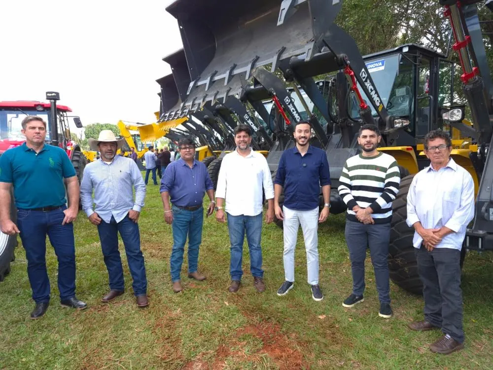 Prefeito Delegado Murilo conquista duas pás carregadeiras para fortalecer a infraestrutura de Pedro Gomes