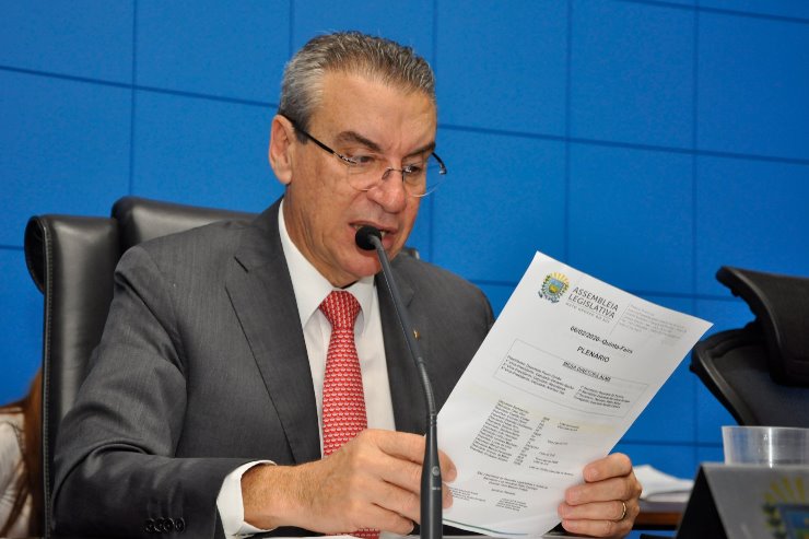 Lei: Uso de celular em banco, escola e posto de combustível deixa de ser proibido