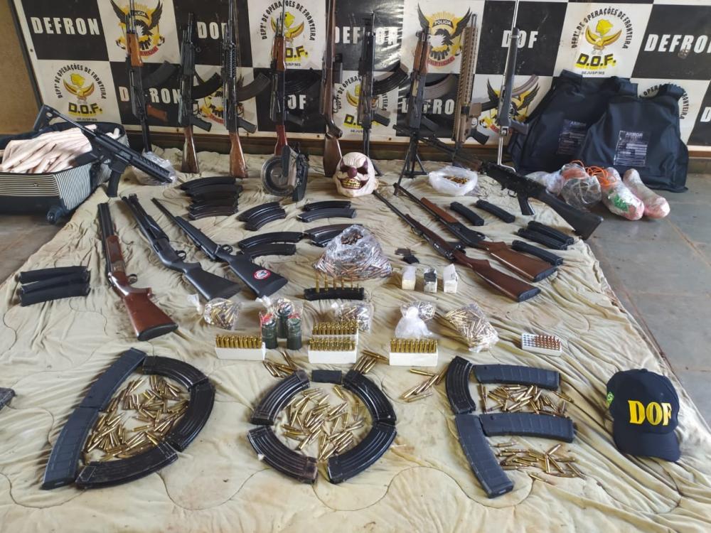 Políciais do DOF apreende arsenal de guerra na fronteira