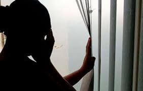 Mãe encontra vestígios de sangue pela casa e descobre que filha foi estuprada
