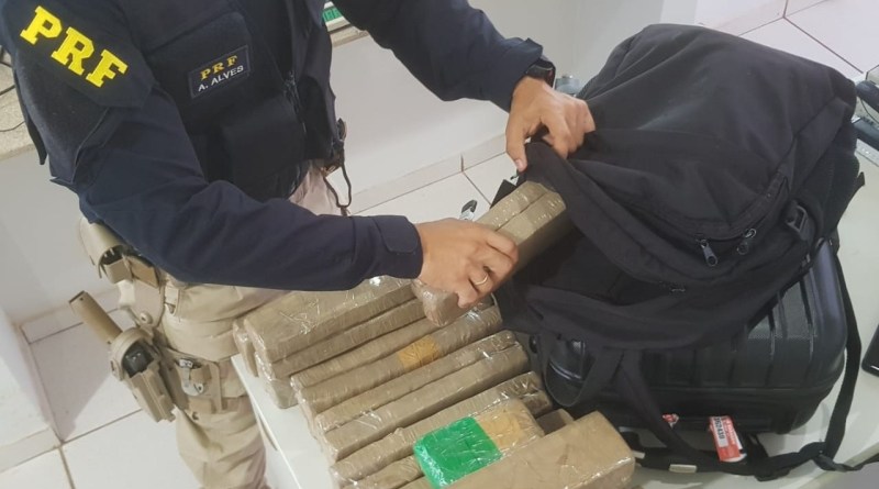 PRF apreende 15 kg de maconha com passageiro de ônibus interestadual em São Gabriel do Oeste
