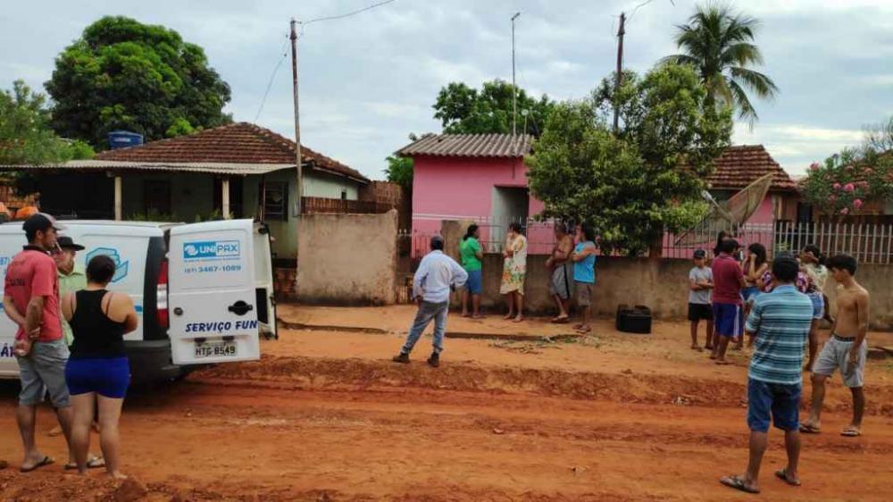 Menino de 6 anos encontra corpo da mãe assassinada por namorado a golpes de martelo