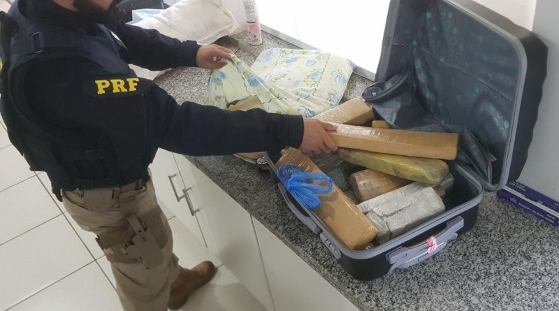 PRF apreende 42,5 kg de maconha com passageiros de ônibus interestaduais que iriam para MT