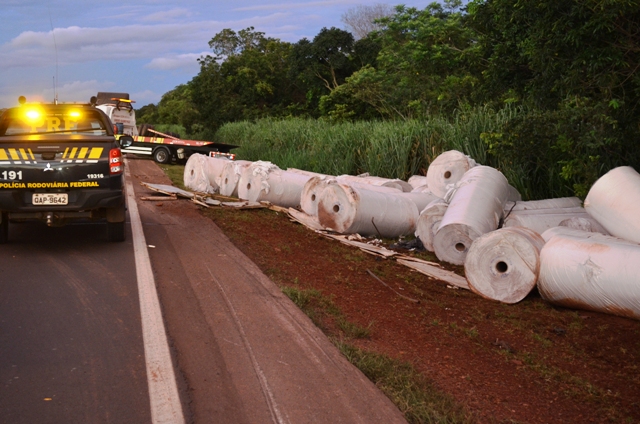 Carreta Bi-trem carregada com rolos de papel capota na BR-163 em Coxim
