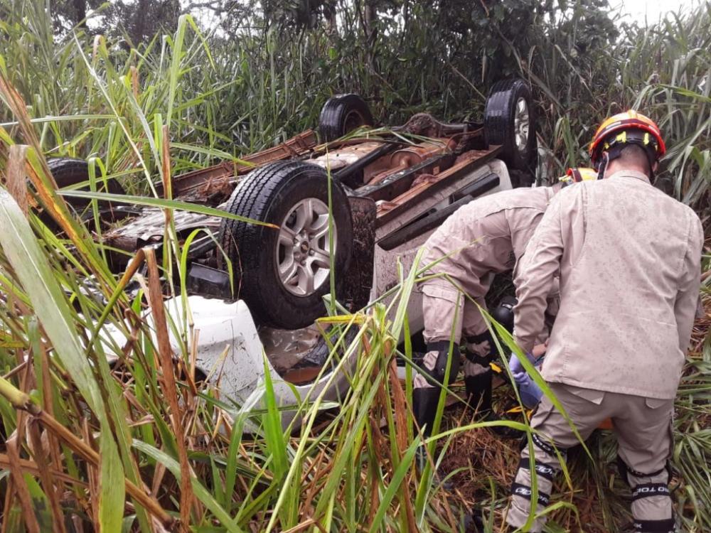 Camionete capota após aquaplanar na BR-359 em Coxim