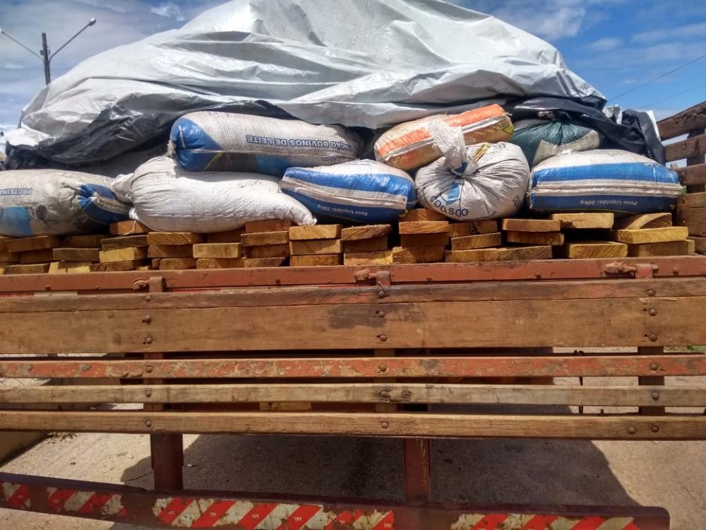 PMA autua caminhoneiro detido pela PRF de Coxim por transporte de carga de madeira ilegal
